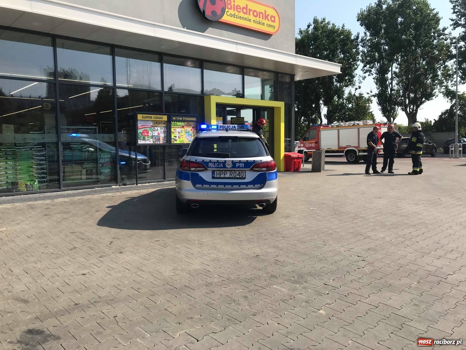 Zdjęcie w galerii na portalu naszraciborz.pl: Ewakuacja marketu przy ulicy Pracy [FOTO]  wiadomości z regionu