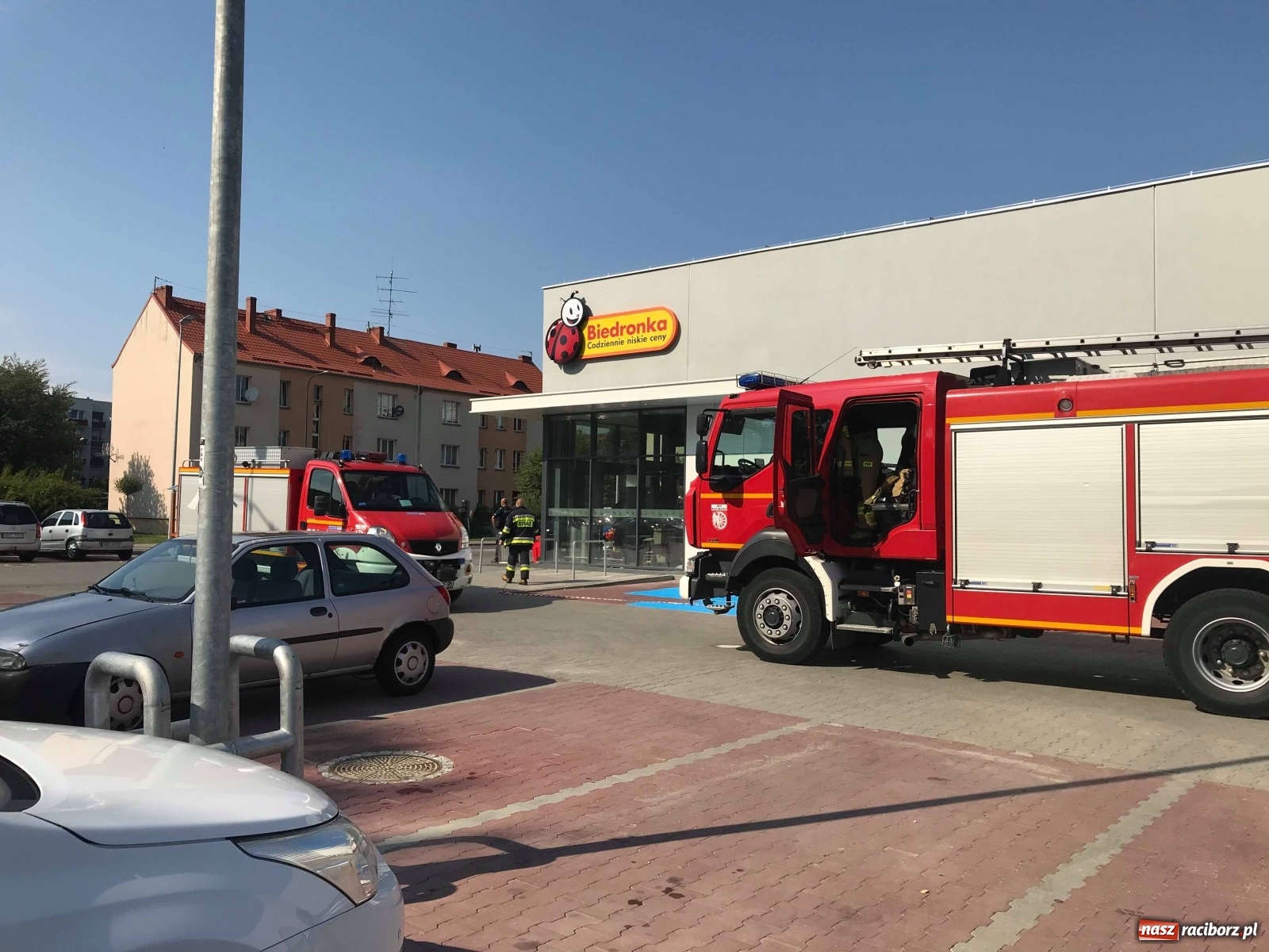 Zdjęcie w galerii na portalu naszraciborz.pl: Ewakuacja marketu przy ulicy Pracy [FOTO]  wiadomości z regionu