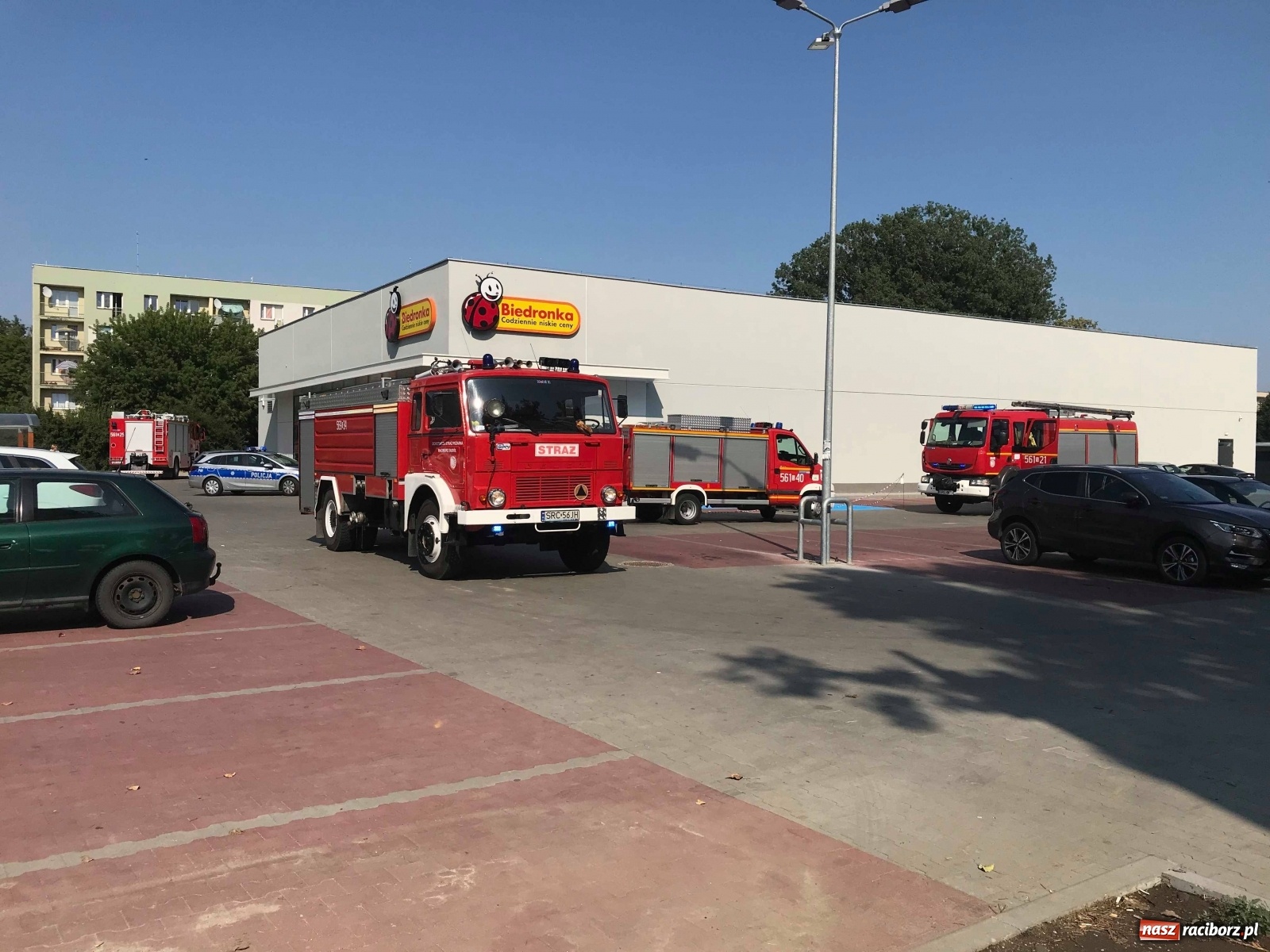 Zdjęcie w galerii na portalu naszraciborz.pl: Ewakuacja marketu przy ulicy Pracy [FOTO]  wiadomości z regionu