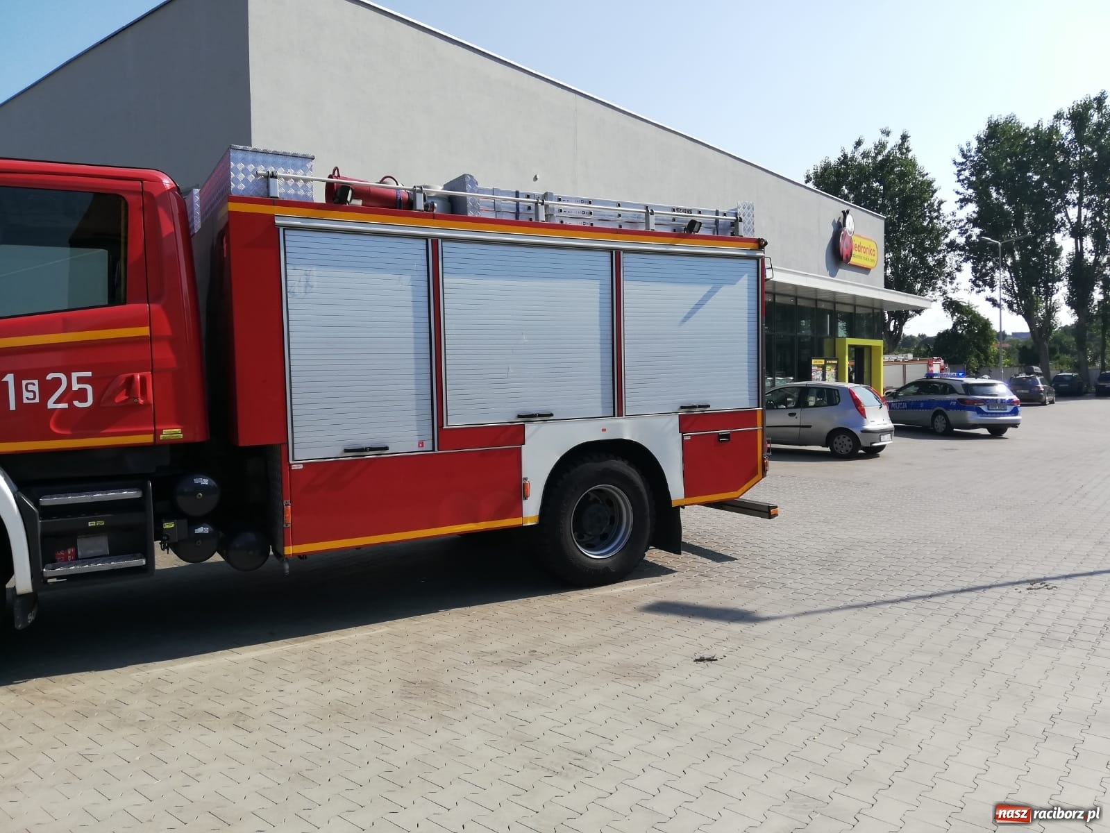 Zdjęcie w galerii na portalu naszraciborz.pl: Ewakuacja marketu przy ulicy Pracy [FOTO]  wiadomości z regionu