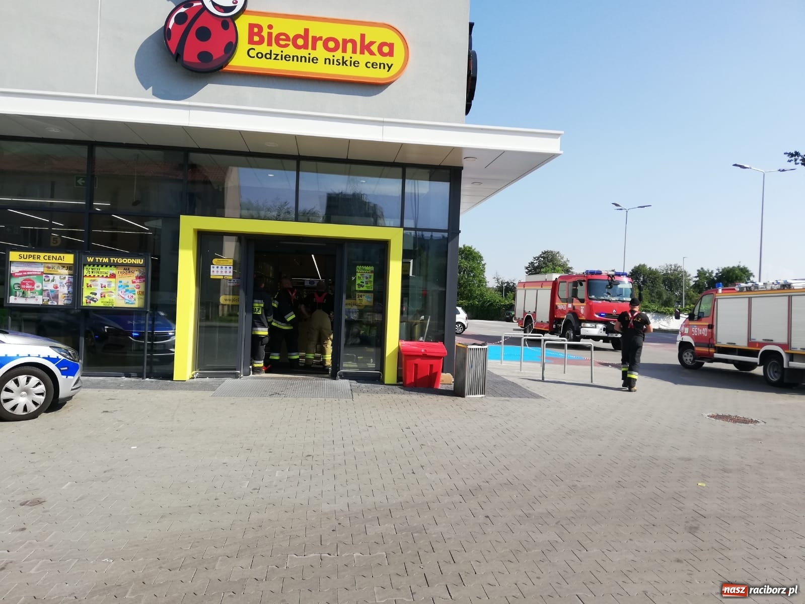 Zdjęcie w galerii na portalu naszraciborz.pl: Ewakuacja marketu przy ulicy Pracy [FOTO]  wiadomości z regionu