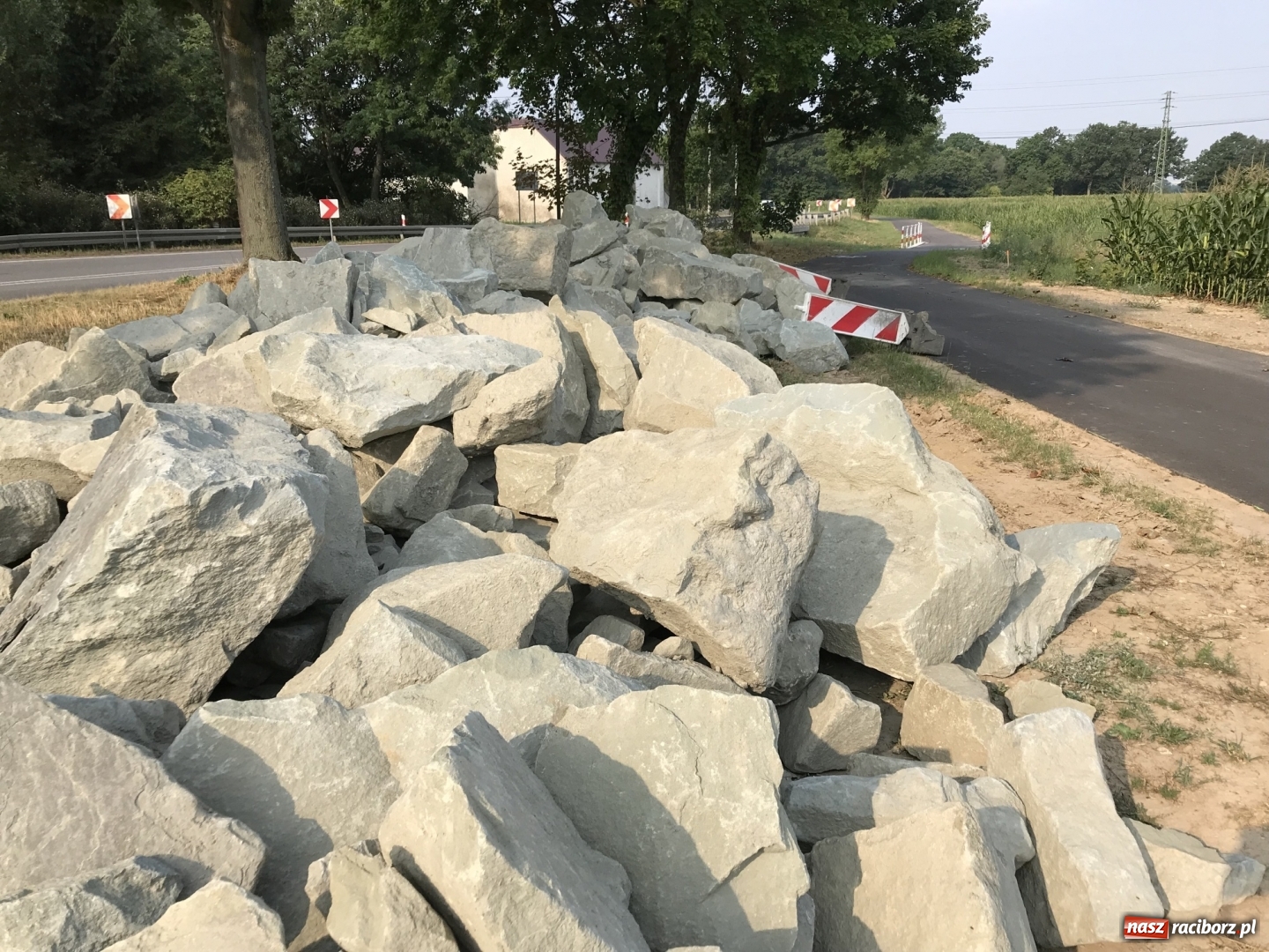 Zdjęcie w galerii na portalu naszraciborz.pl: Urząd ujawnił, ile zapłaci za kamienie przy ścieżce rowerowej  wiadomości z regionu