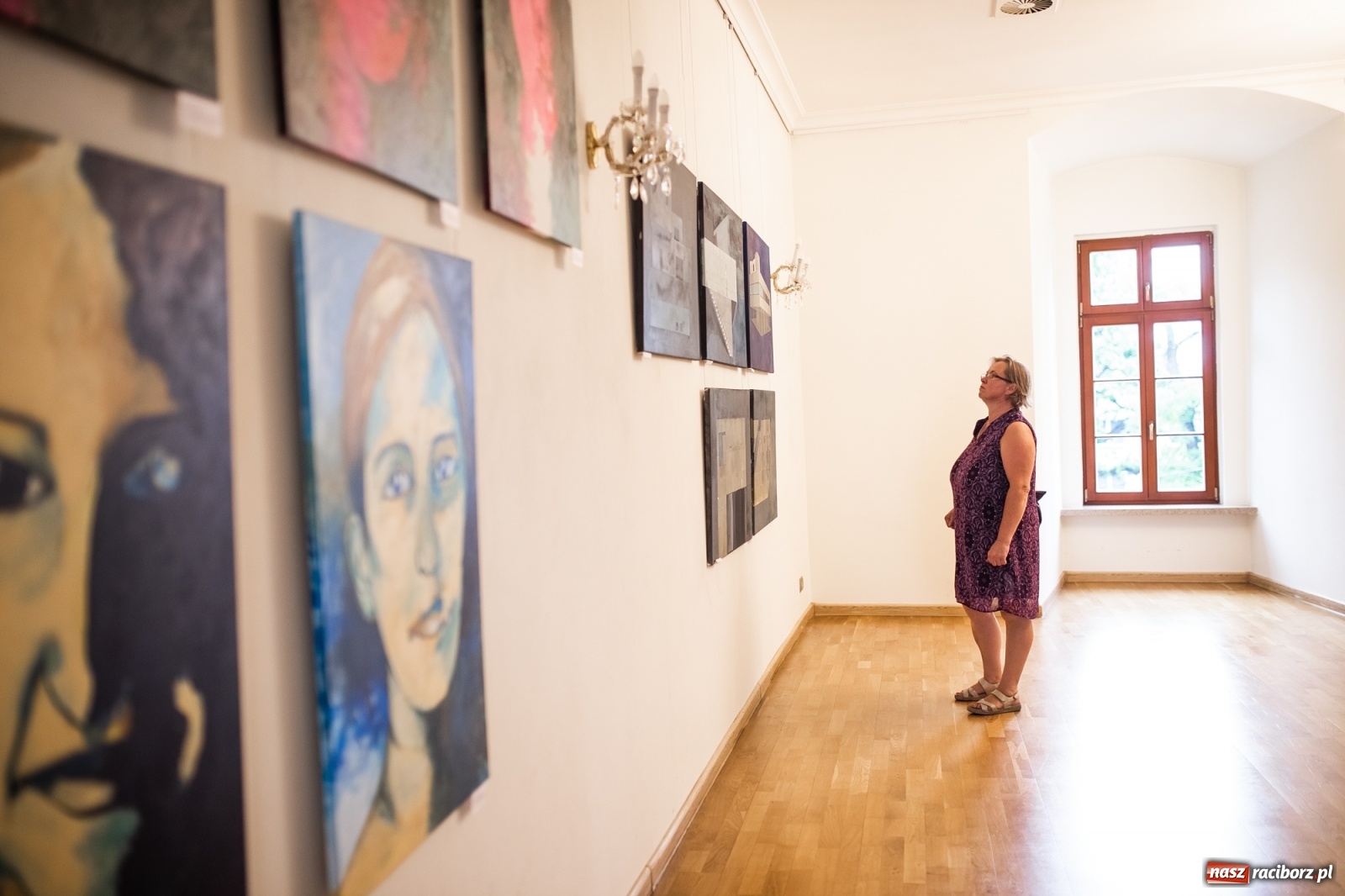 Zdjęcie w galerii na portalu naszraciborz.pl: Finisaż wystawy dyplomów artystycznych absolwentów PWSZ wiadomości z regionu