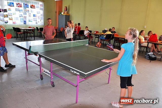 Zdjęcie w galerii na portalu naszraciborz.pl: Odciągają od komputerów wiadomości z regionu