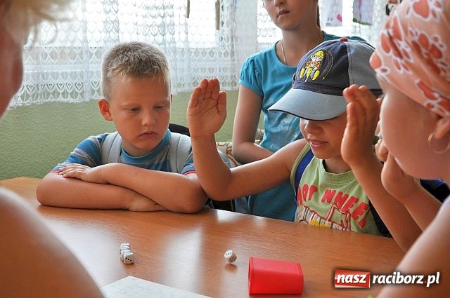 Zdjęcie w galerii na portalu naszraciborz.pl: Odciągają od komputerów wiadomości z regionu