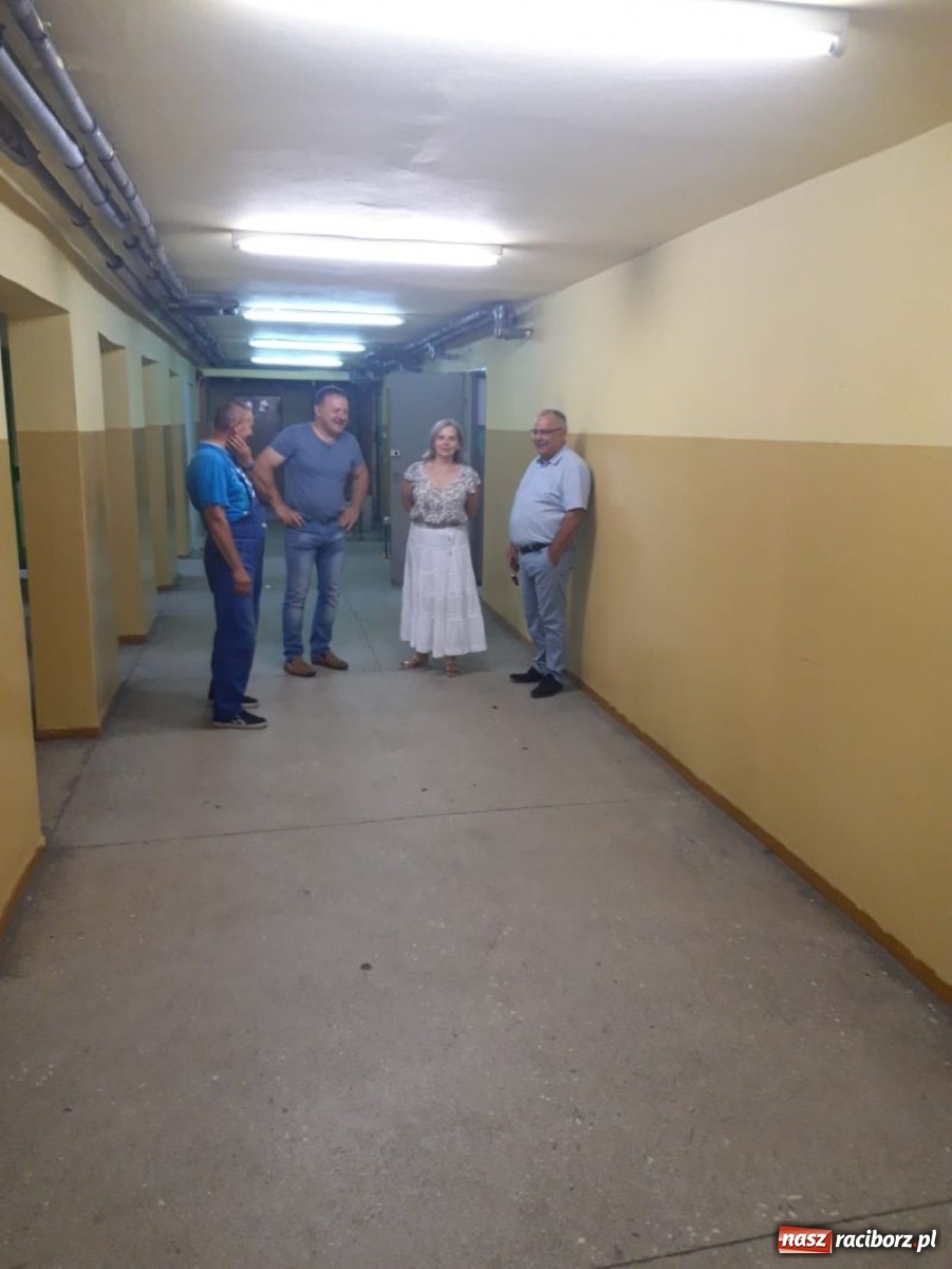 Zdjęcie w galerii na portalu naszraciborz.pl: W piwnicy kuźniańskiej podstawówki powstaną szatnie wiadomości z regionu