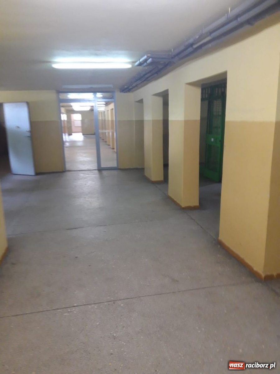 Zdjęcie w galerii na portalu naszraciborz.pl: W piwnicy kuźniańskiej podstawówki powstaną szatnie wiadomości z regionu