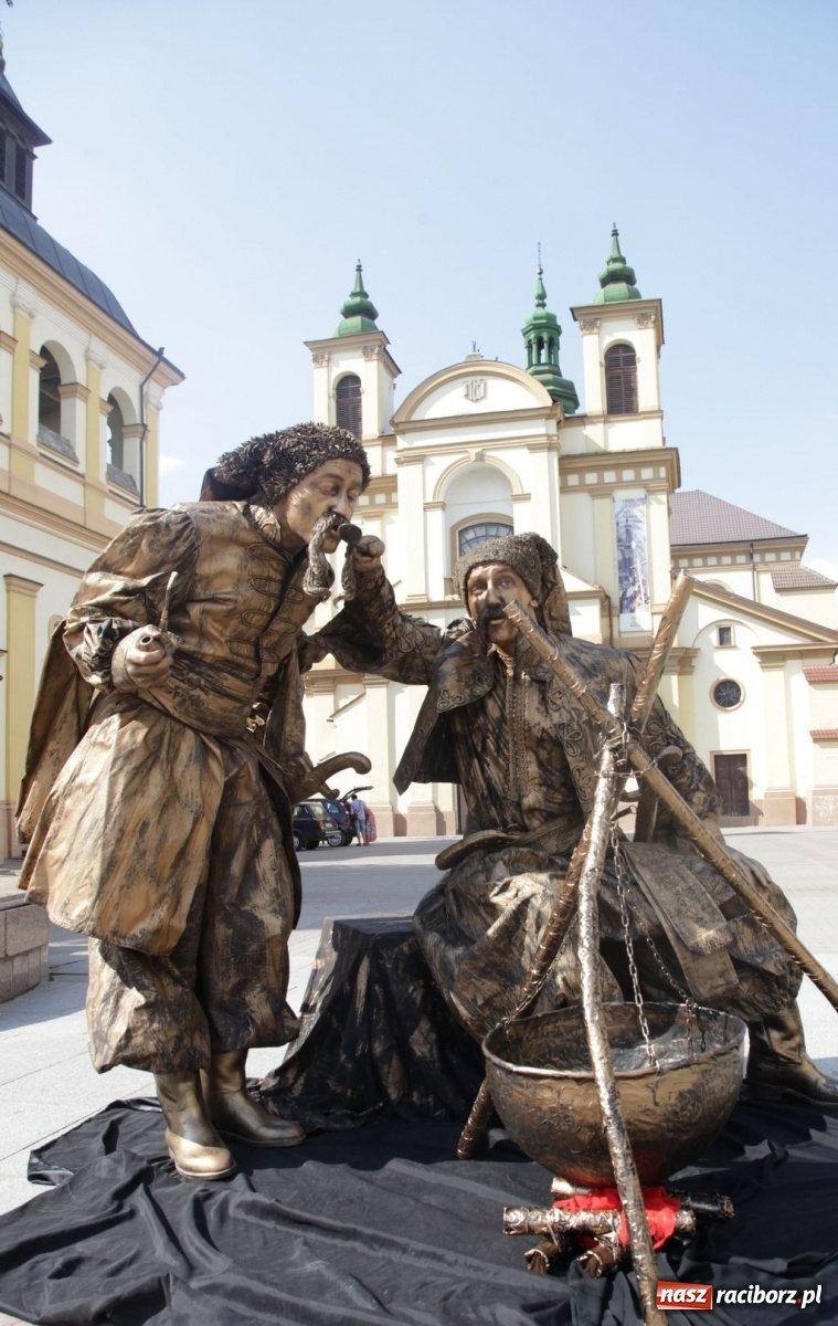 Zdjęcie w galerii na portalu naszraciborz.pl: Żywe rzeźby na FRU Festiwalu wiadomości z regionu