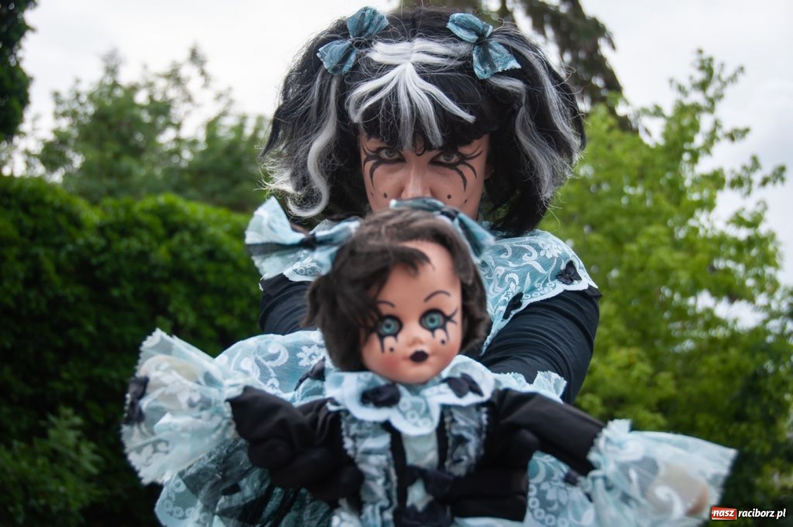 Zdjęcie w galerii na portalu naszraciborz.pl: Żywe rzeźby na FRU Festiwalu wiadomości z regionu