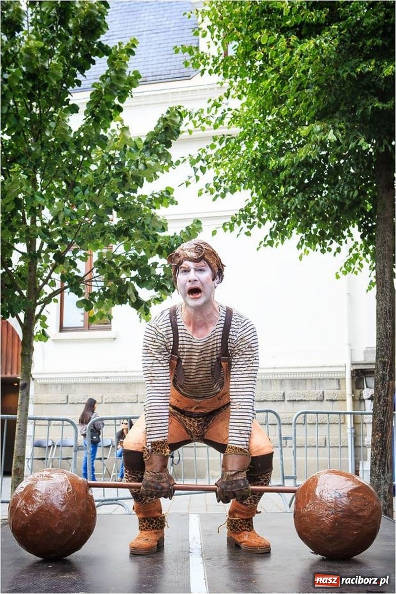 Zdjęcie w galerii na portalu naszraciborz.pl: Żywe rzeźby na FRU Festiwalu wiadomości z regionu