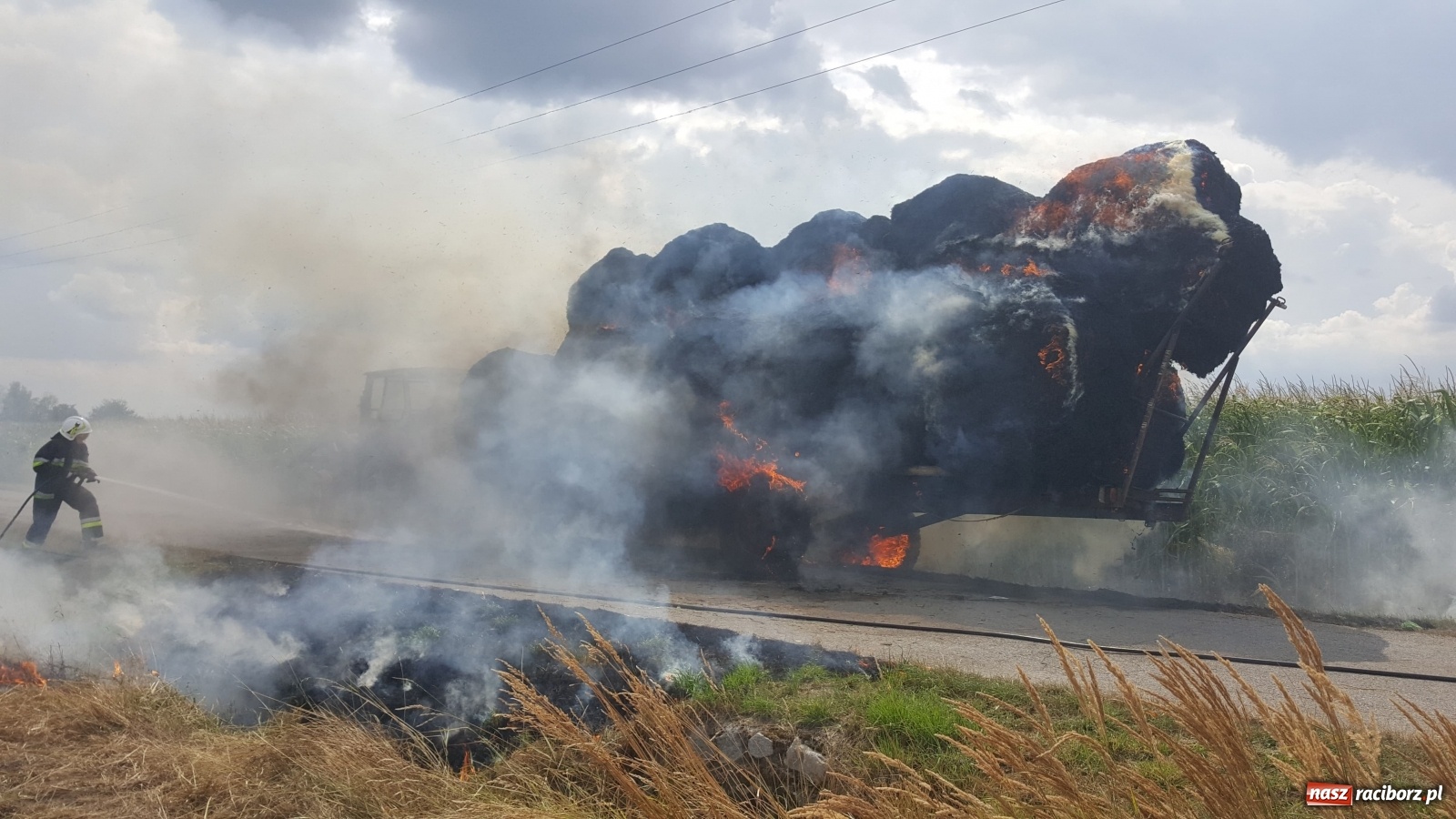 Zdjęcie w galerii na portalu naszraciborz.pl: Tworków Hanowiec. Spłonęła przyczepa z belami słomy [FOTO] wiadomości z regionu