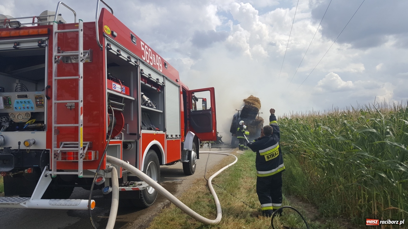 Zdjęcie w galerii na portalu naszraciborz.pl: Tworków Hanowiec. Spłonęła przyczepa z belami słomy [FOTO] wiadomości z regionu