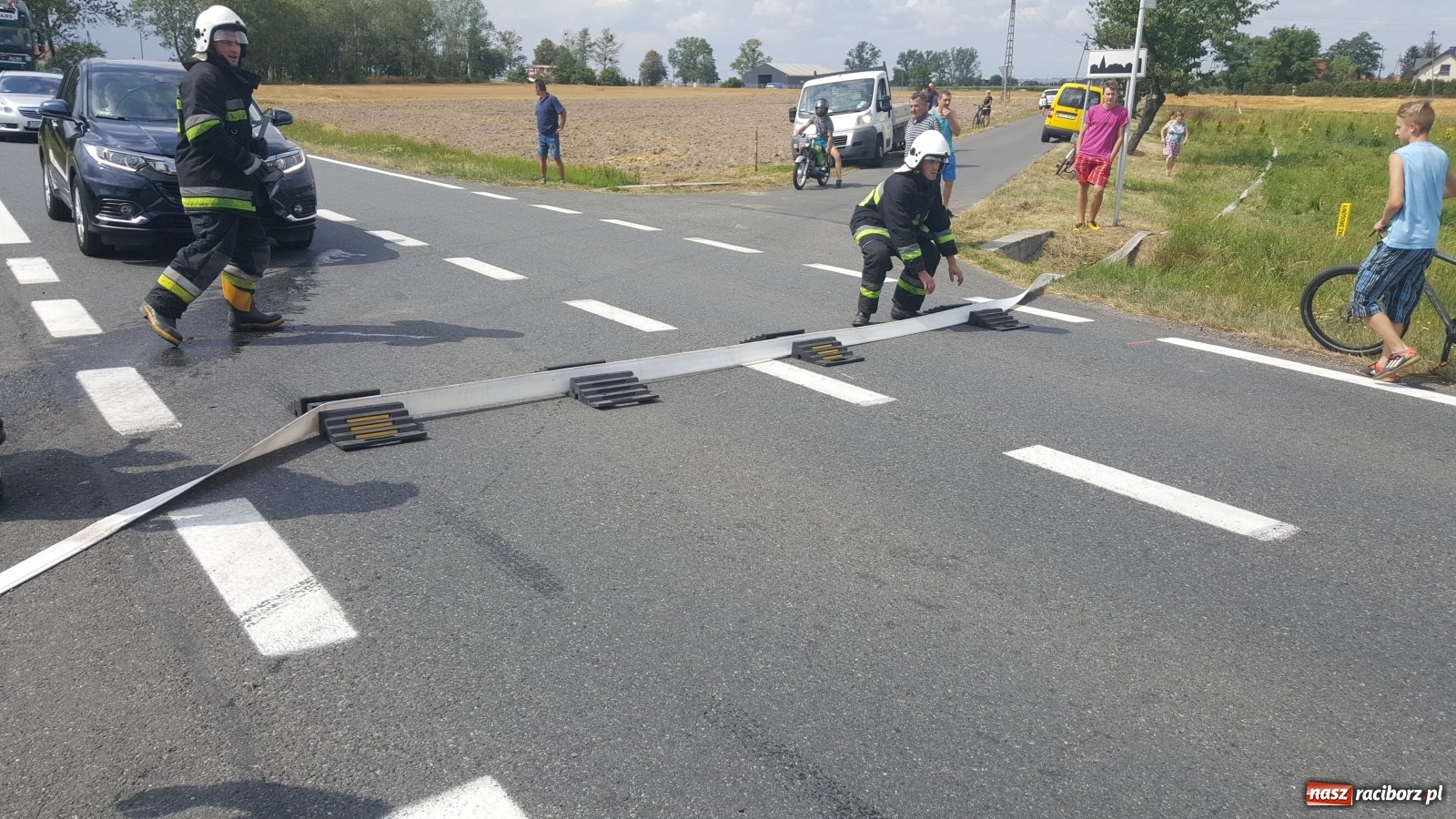 Zdjęcie w galerii na portalu naszraciborz.pl: Tworków Hanowiec. Spłonęła przyczepa z belami słomy [FOTO] wiadomości z regionu