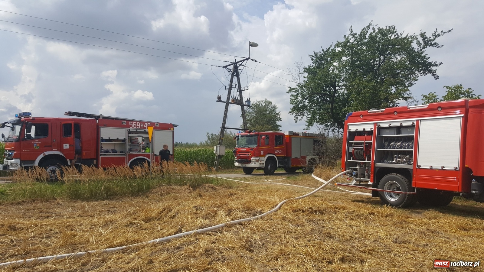 Zdjęcie w galerii na portalu naszraciborz.pl: Tworków Hanowiec. Spłonęła przyczepa z belami słomy [FOTO] wiadomości z regionu