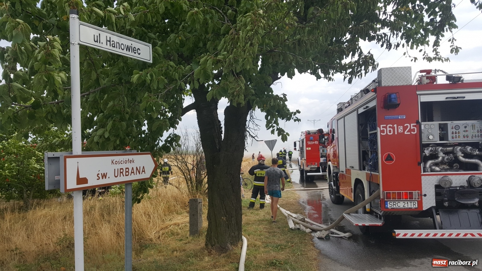Zdjęcie w galerii na portalu naszraciborz.pl: Tworków Hanowiec. Spłonęła przyczepa z belami słomy [FOTO] wiadomości z regionu