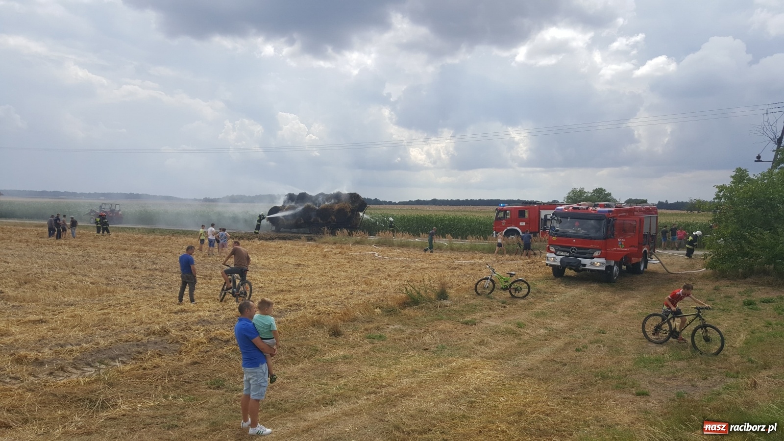 Zdjęcie w galerii na portalu naszraciborz.pl: Tworków Hanowiec. Spłonęła przyczepa z belami słomy [FOTO] wiadomości z regionu