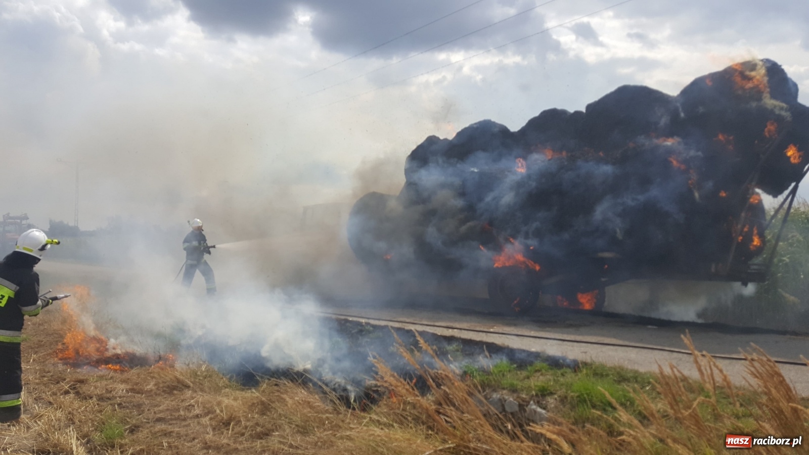 Zdjęcie w galerii na portalu naszraciborz.pl: Tworków Hanowiec. Spłonęła przyczepa z belami słomy [FOTO] wiadomości z regionu