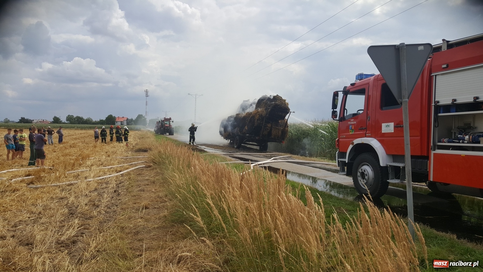 Zdjęcie w galerii na portalu naszraciborz.pl: Tworków Hanowiec. Spłonęła przyczepa z belami słomy [FOTO] wiadomości z regionu