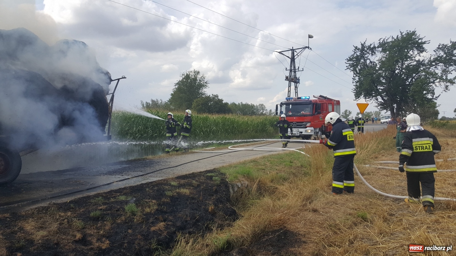 Zdjęcie w galerii na portalu naszraciborz.pl: Tworków Hanowiec. Spłonęła przyczepa z belami słomy [FOTO] wiadomości z regionu