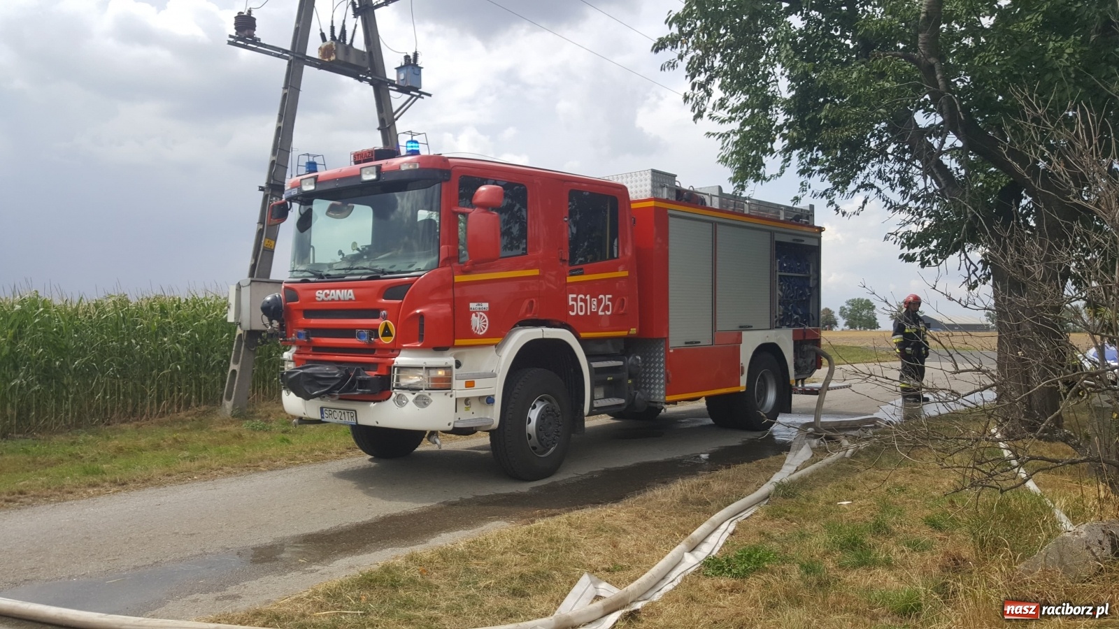 Zdjęcie w galerii na portalu naszraciborz.pl: Tworków Hanowiec. Spłonęła przyczepa z belami słomy [FOTO] wiadomości z regionu