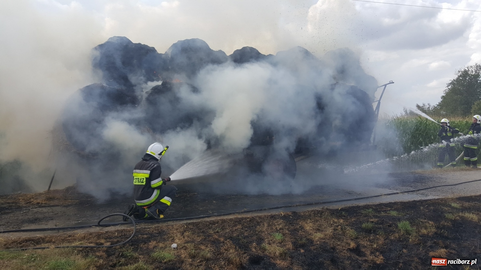 Zdjęcie w galerii na portalu naszraciborz.pl: Tworków Hanowiec. Spłonęła przyczepa z belami słomy [FOTO] wiadomości z regionu