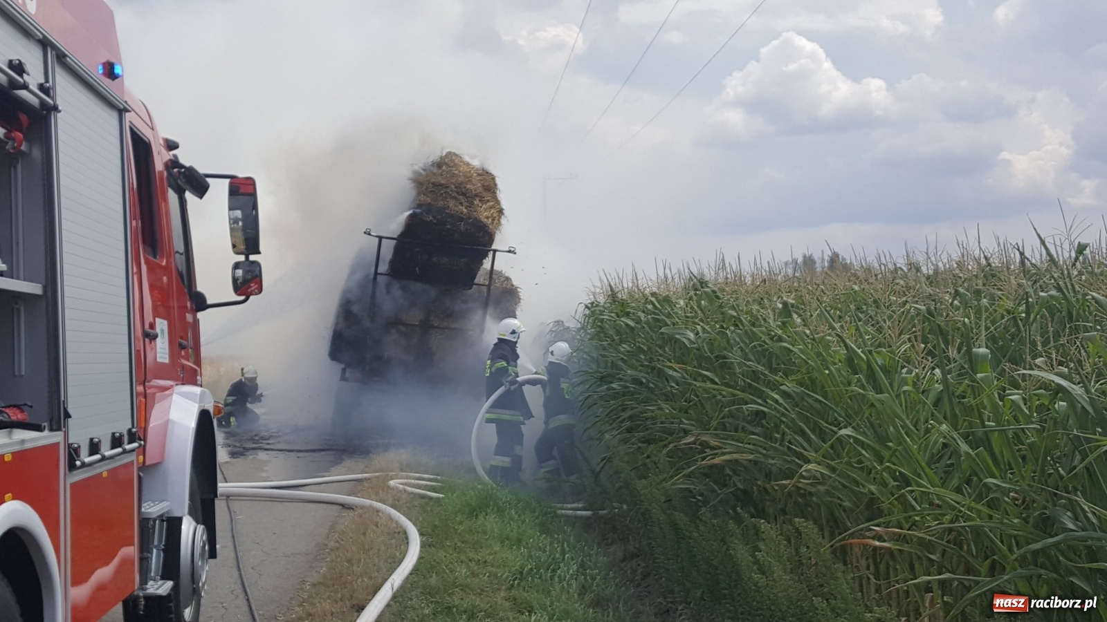 Zdjęcie w galerii na portalu naszraciborz.pl: Tworków Hanowiec. Spłonęła przyczepa z belami słomy [FOTO] wiadomości z regionu