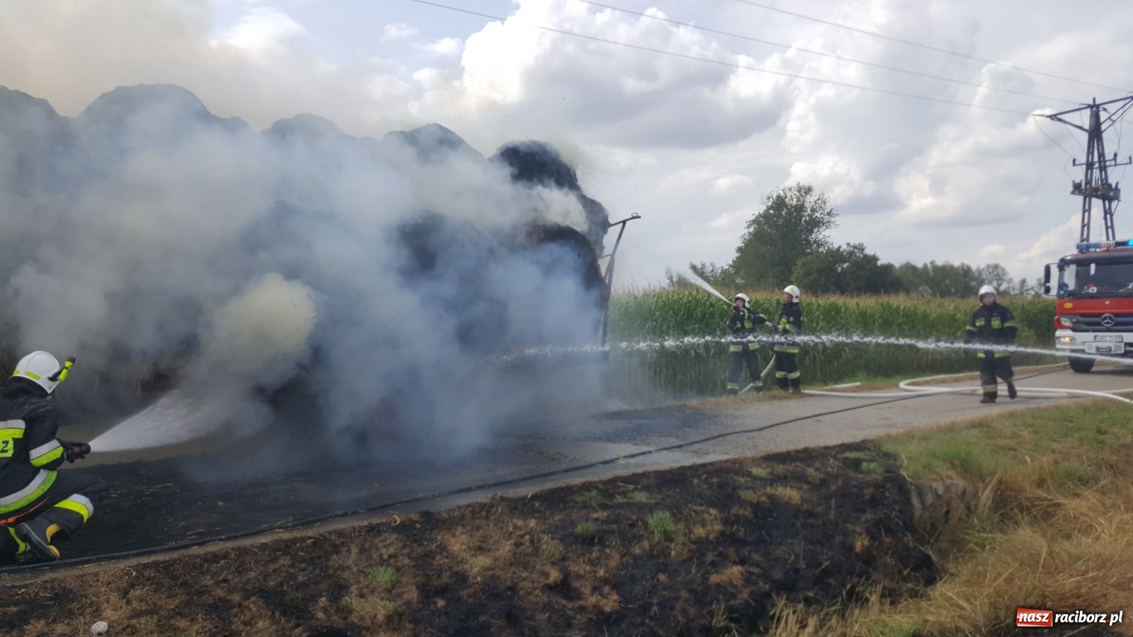 Zdjęcie w galerii na portalu naszraciborz.pl: Tworków Hanowiec. Spłonęła przyczepa z belami słomy [FOTO] wiadomości z regionu