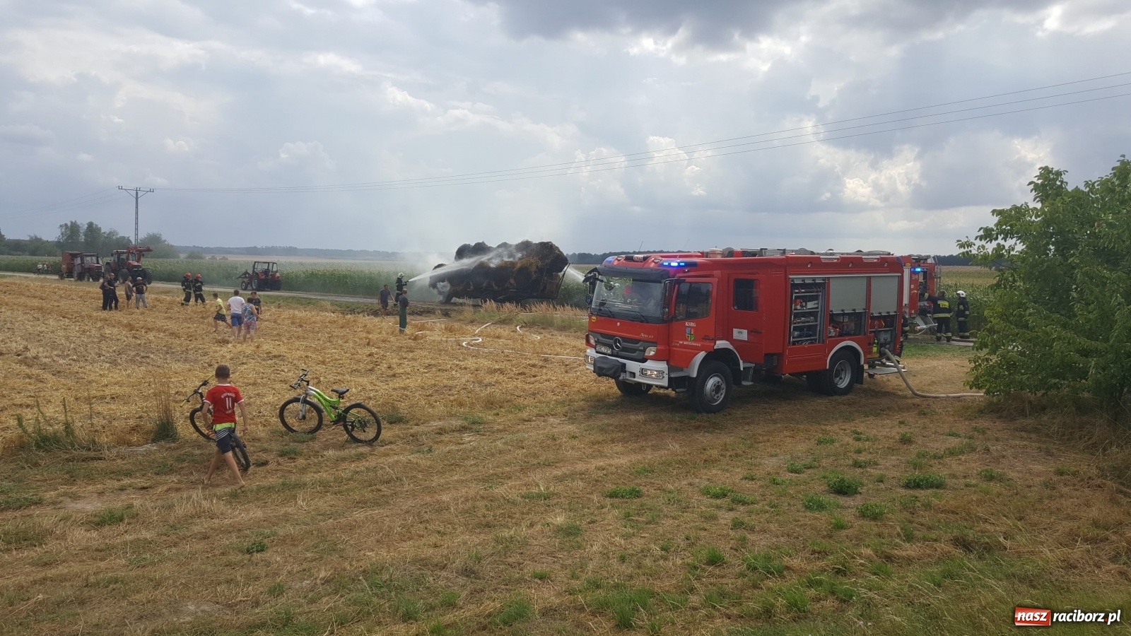 Zdjęcie w galerii na portalu naszraciborz.pl: Tworków Hanowiec. Spłonęła przyczepa z belami słomy [FOTO] wiadomości z regionu