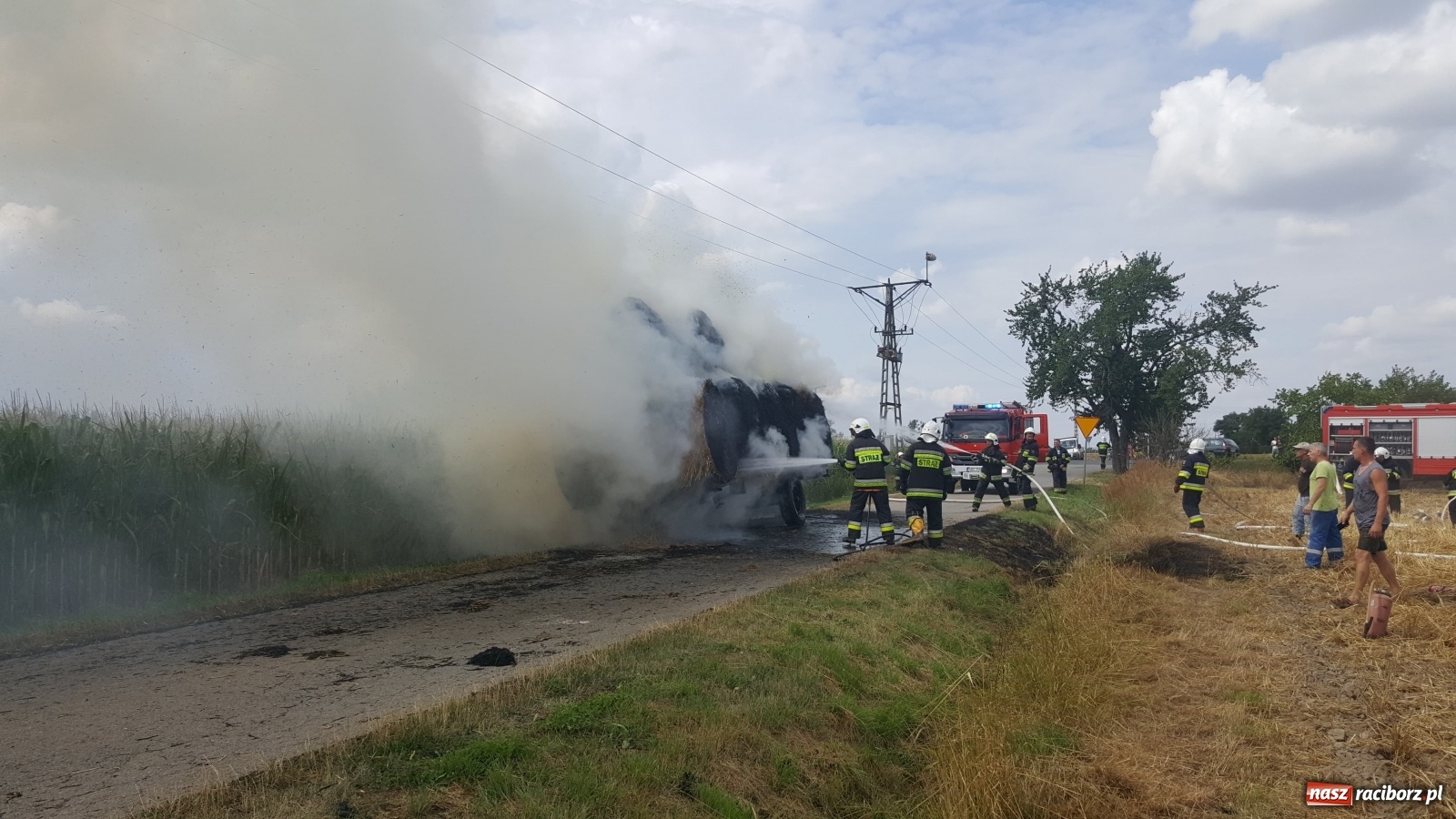 Zdjęcie w galerii na portalu naszraciborz.pl: Tworków Hanowiec. Spłonęła przyczepa z belami słomy [FOTO] wiadomości z regionu