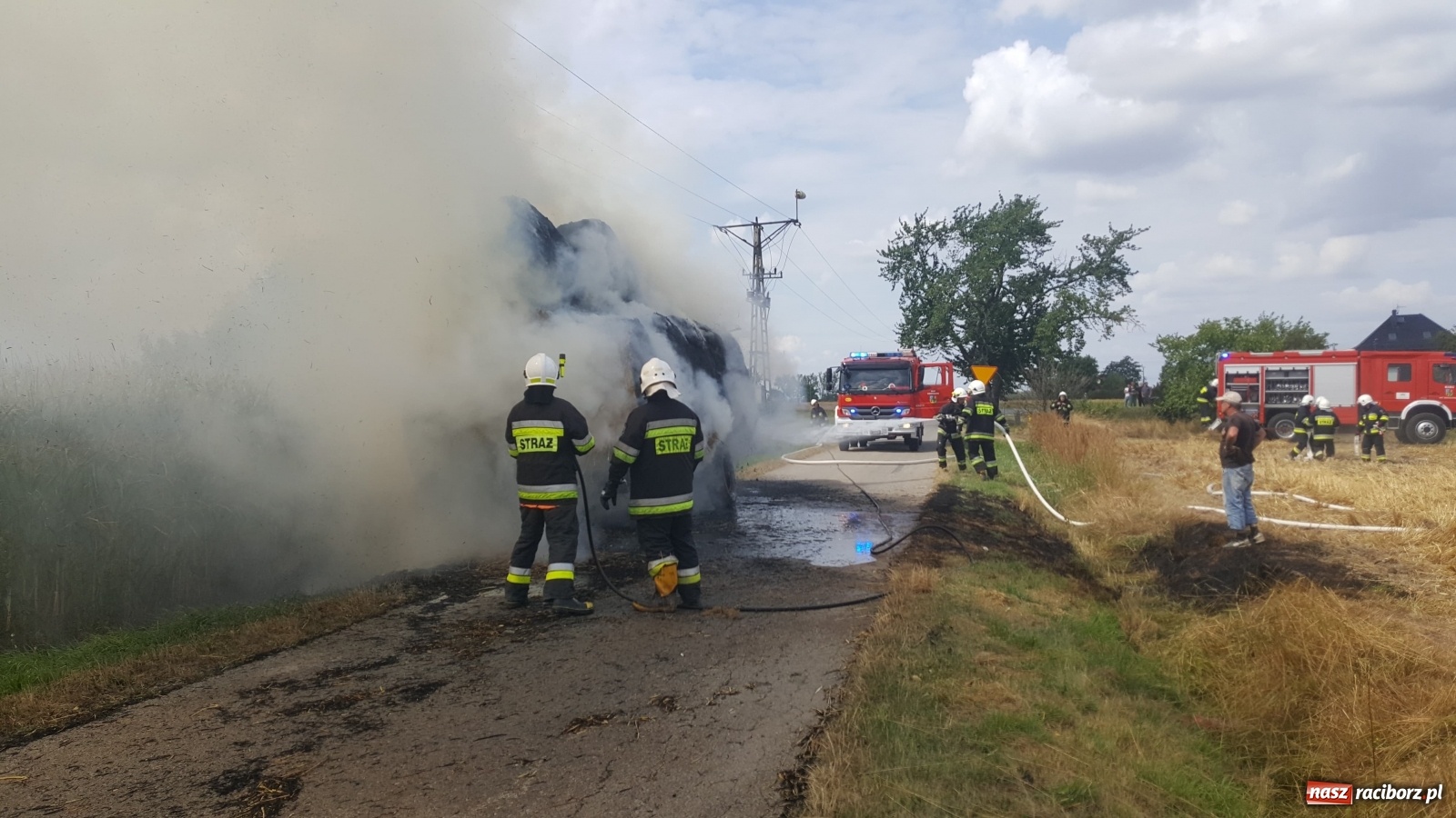 Zdjęcie w galerii na portalu naszraciborz.pl: Tworków Hanowiec. Spłonęła przyczepa z belami słomy [FOTO] wiadomości z regionu