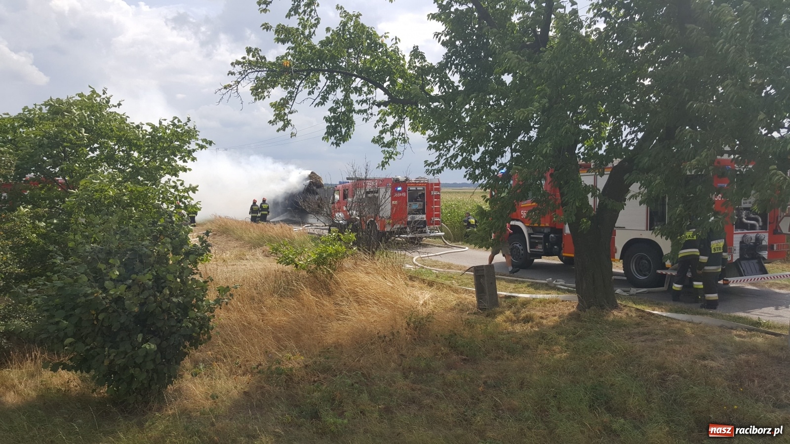 Zdjęcie w galerii na portalu naszraciborz.pl: Tworków Hanowiec. Spłonęła przyczepa z belami słomy [FOTO] wiadomości z regionu