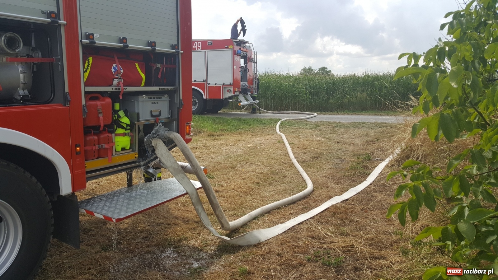Zdjęcie w galerii na portalu naszraciborz.pl: Tworków Hanowiec. Spłonęła przyczepa z belami słomy [FOTO] wiadomości z regionu