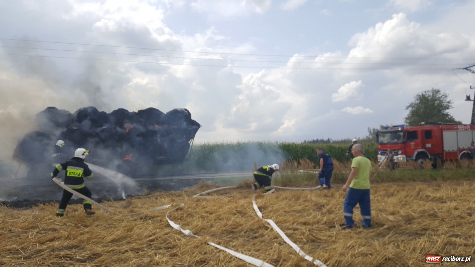 Zdjęcie w galerii na portalu naszraciborz.pl: Tworków Hanowiec. Spłonęła przyczepa z belami słomy [FOTO] wiadomości z regionu