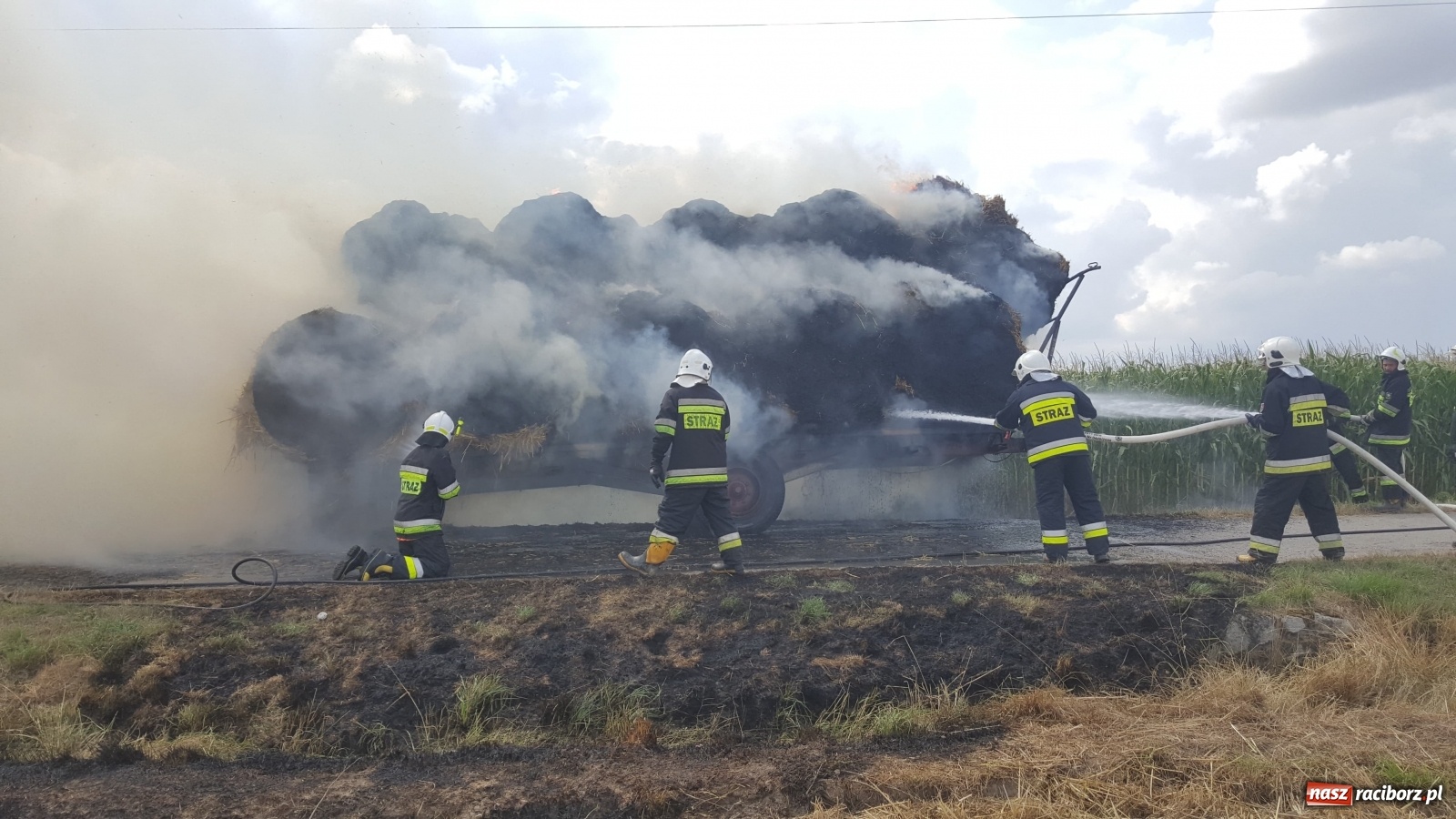Zdjęcie w galerii na portalu naszraciborz.pl: Tworków Hanowiec. Spłonęła przyczepa z belami słomy [FOTO] wiadomości z regionu