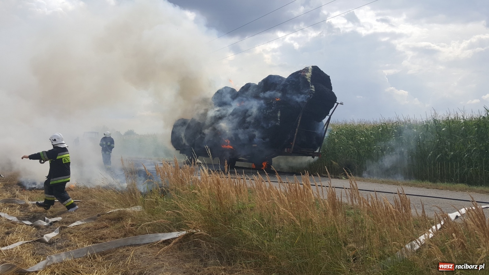 Zdjęcie w galerii na portalu naszraciborz.pl: Tworków Hanowiec. Spłonęła przyczepa z belami słomy [FOTO] wiadomości z regionu