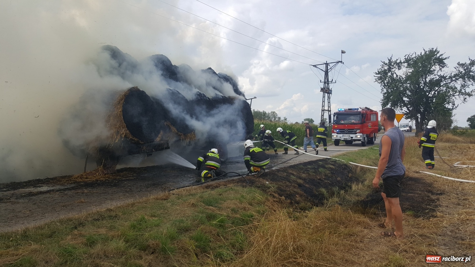 Zdjęcie w galerii na portalu naszraciborz.pl: Tworków Hanowiec. Spłonęła przyczepa z belami słomy [FOTO] wiadomości z regionu