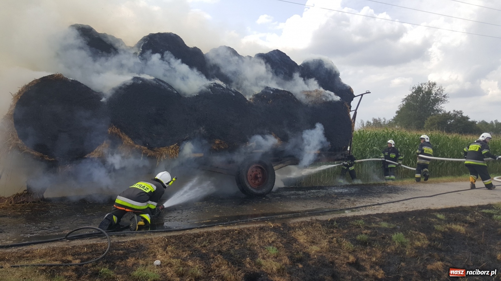 Zdjęcie w galerii na portalu naszraciborz.pl: Tworków Hanowiec. Spłonęła przyczepa z belami słomy [FOTO] wiadomości z regionu