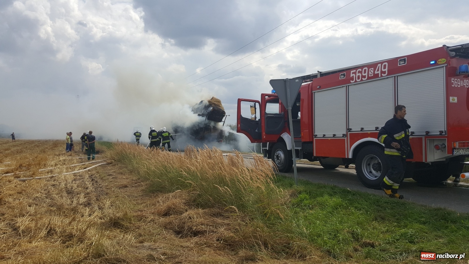 Zdjęcie w galerii na portalu naszraciborz.pl: Tworków Hanowiec. Spłonęła przyczepa z belami słomy [FOTO] wiadomości z regionu