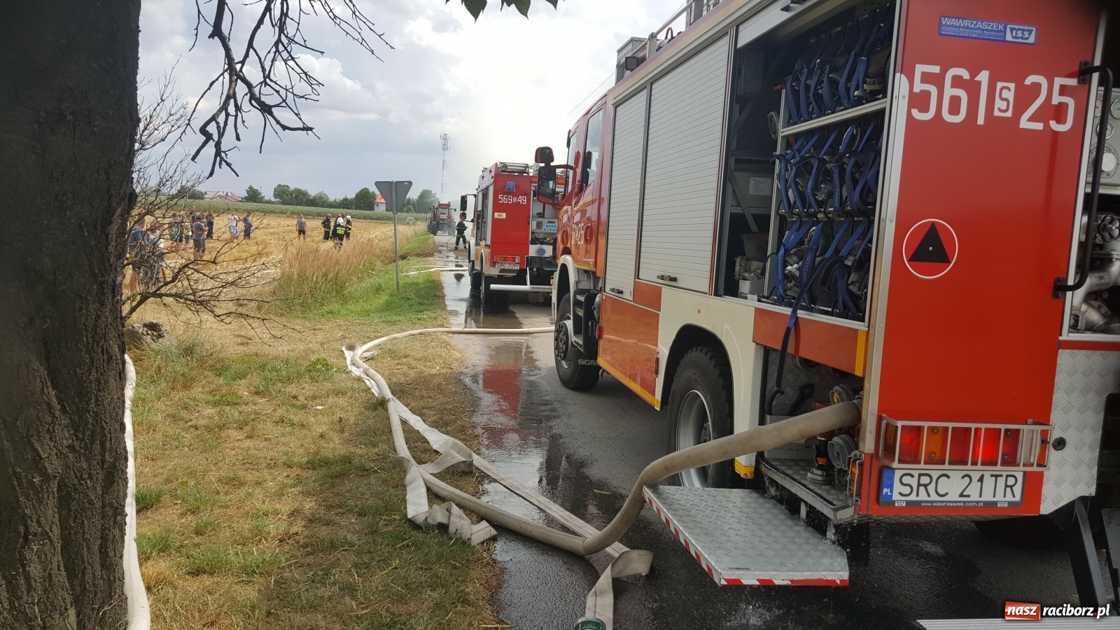 Zdjęcie w galerii na portalu naszraciborz.pl: Tworków Hanowiec. Spłonęła przyczepa z belami słomy [FOTO] wiadomości z regionu