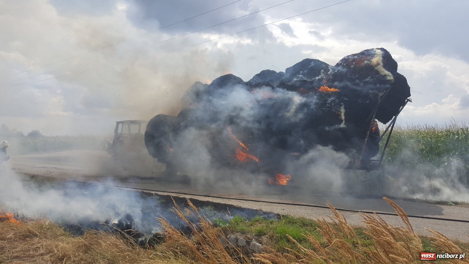 Zdjęcie w galerii na portalu naszraciborz.pl: Tworków Hanowiec. Spłonęła przyczepa z belami słomy [FOTO] wiadomości z regionu
