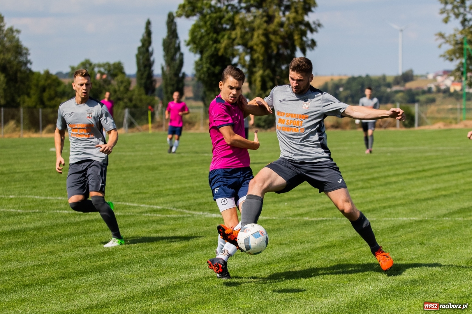 Zdjęcie w galerii na portalu naszraciborz.pl: Błędy defensywy przyczyną porażki. Krzyżanowice lepsze od Borucina wiadomości z regionu