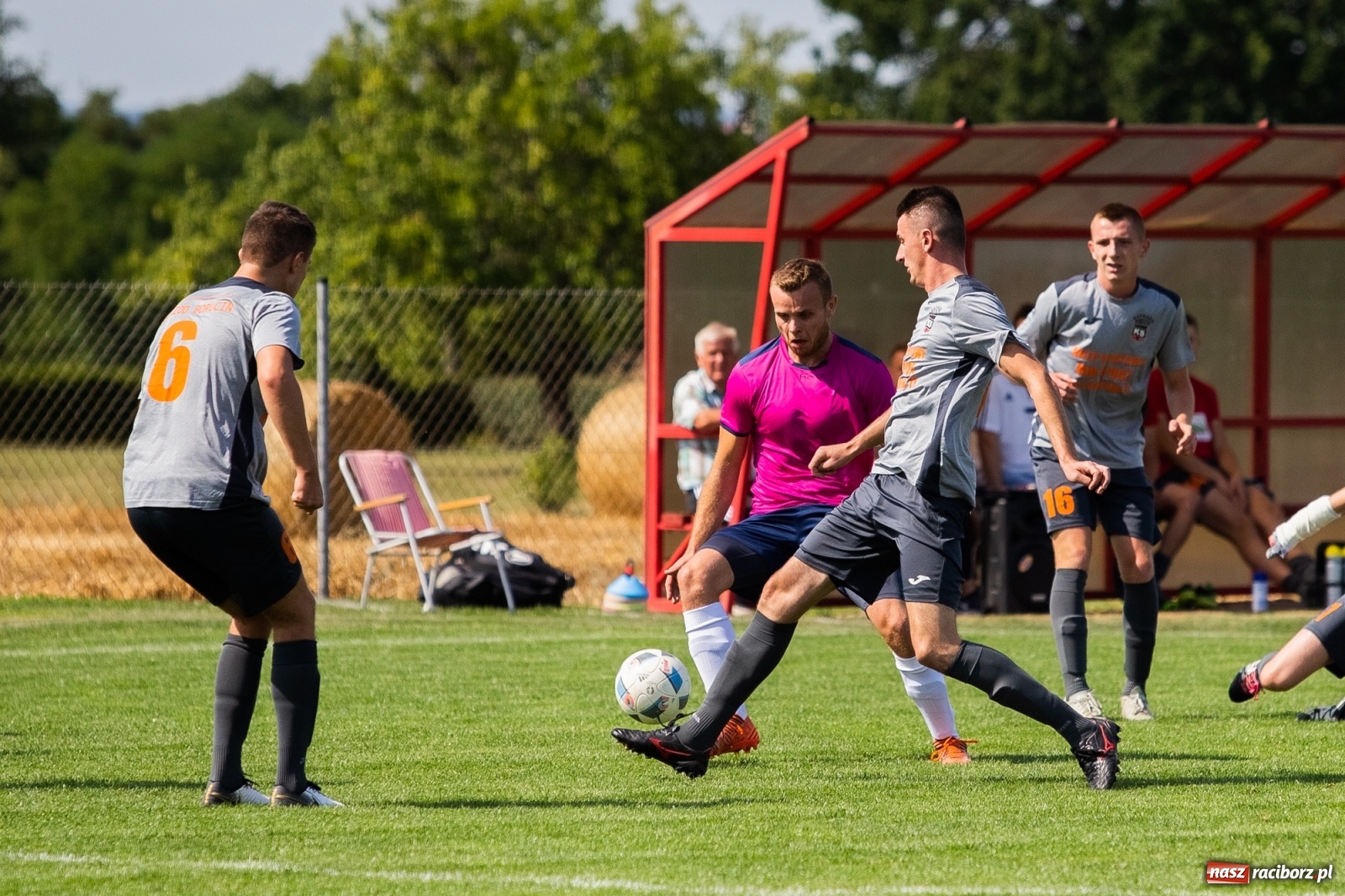 Zdjęcie w galerii na portalu naszraciborz.pl: Błędy defensywy przyczyną porażki. Krzyżanowice lepsze od Borucina wiadomości z regionu