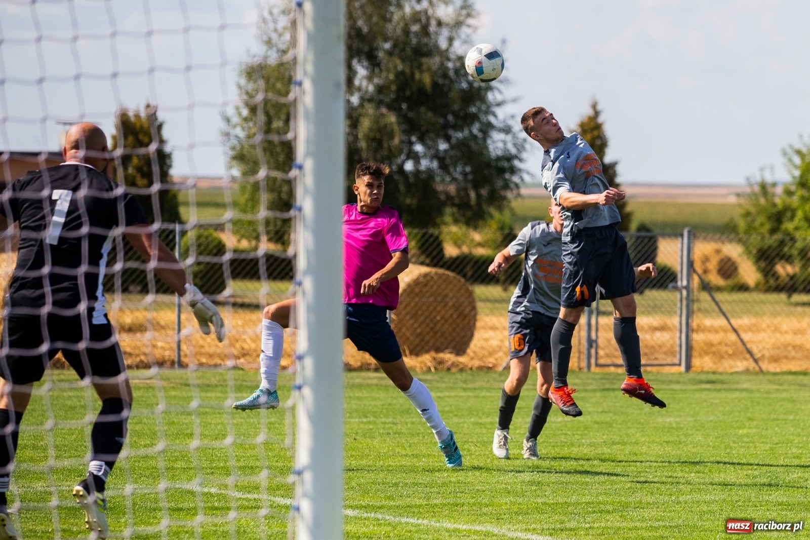Zdjęcie w galerii na portalu naszraciborz.pl: Błędy defensywy przyczyną porażki. Krzyżanowice lepsze od Borucina wiadomości z regionu