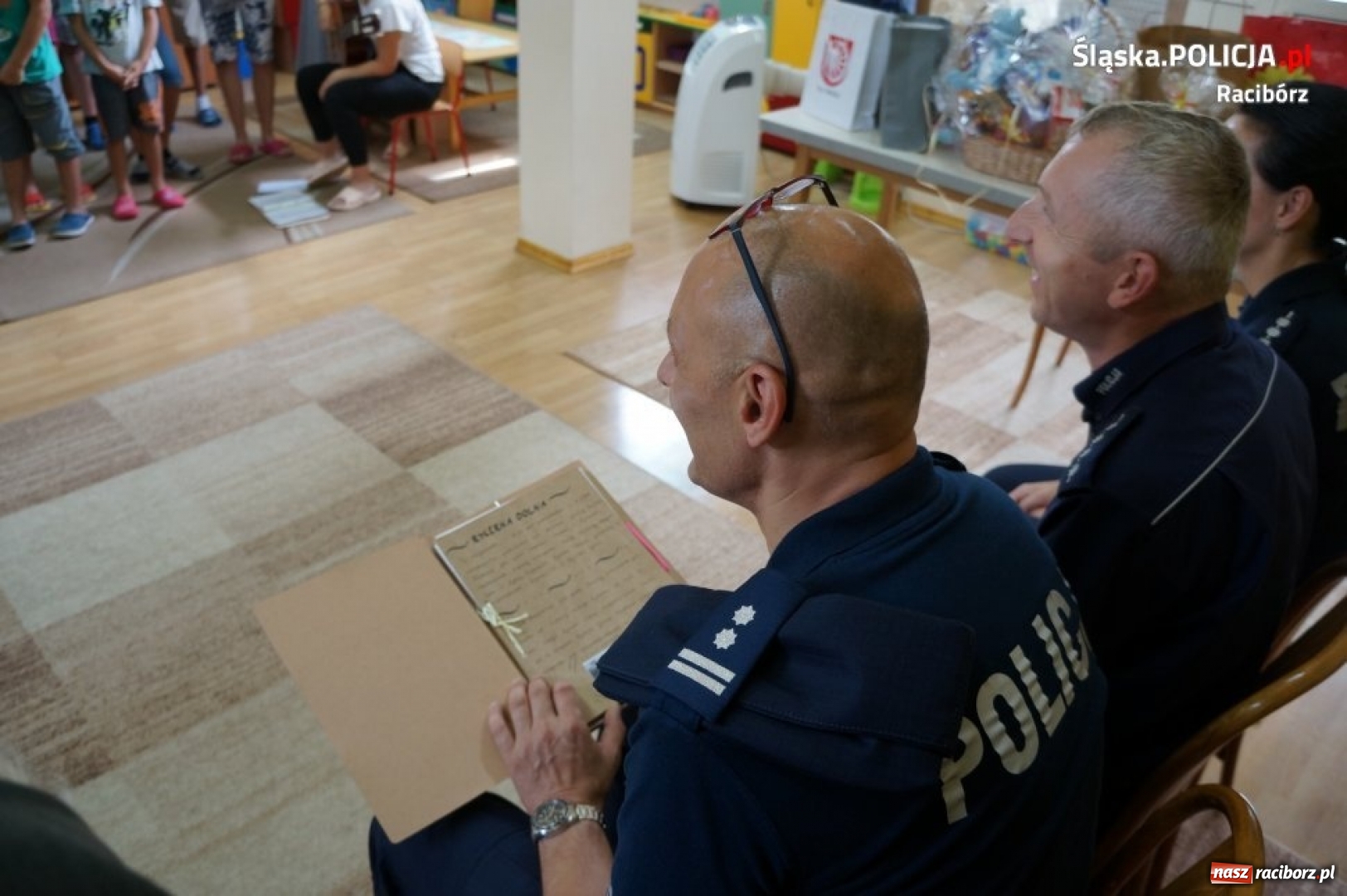 Zdjęcie w galerii na portalu naszraciborz.pl: Słodycze i pluszaki trafiły do dzieci w Pogrzebieniu wiadomości z regionu