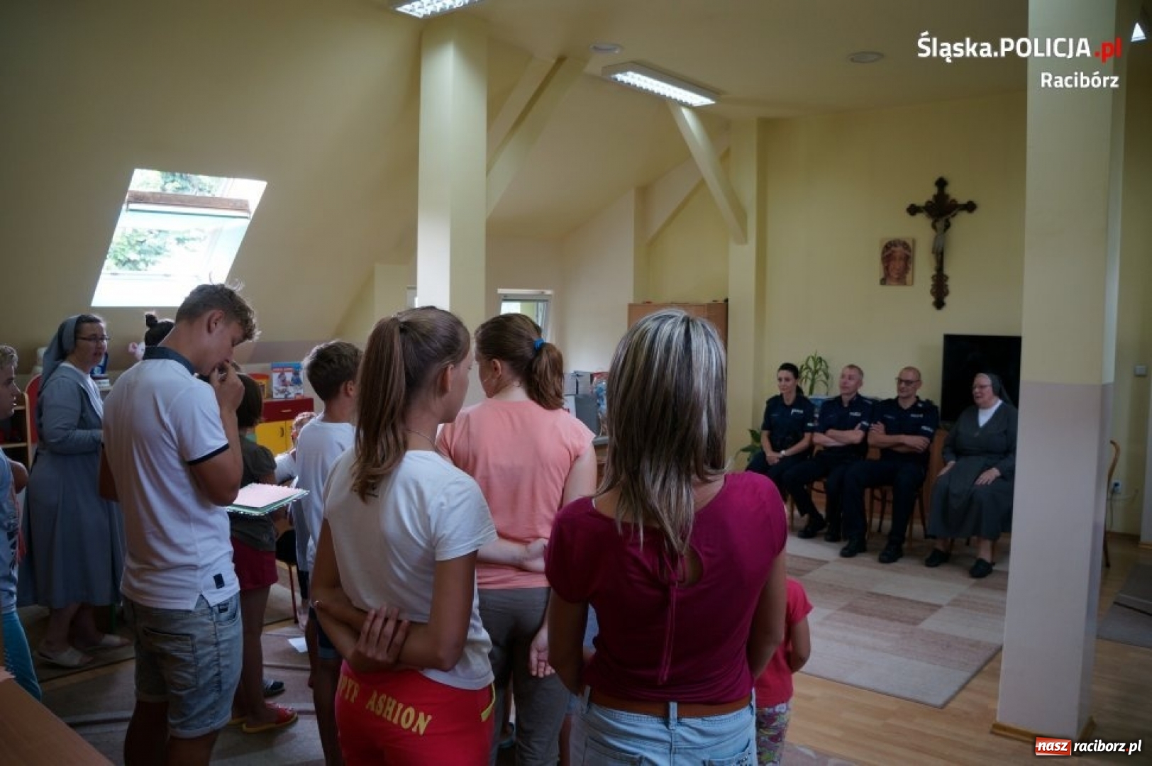 Zdjęcie w galerii na portalu naszraciborz.pl: Słodycze i pluszaki trafiły do dzieci w Pogrzebieniu wiadomości z regionu