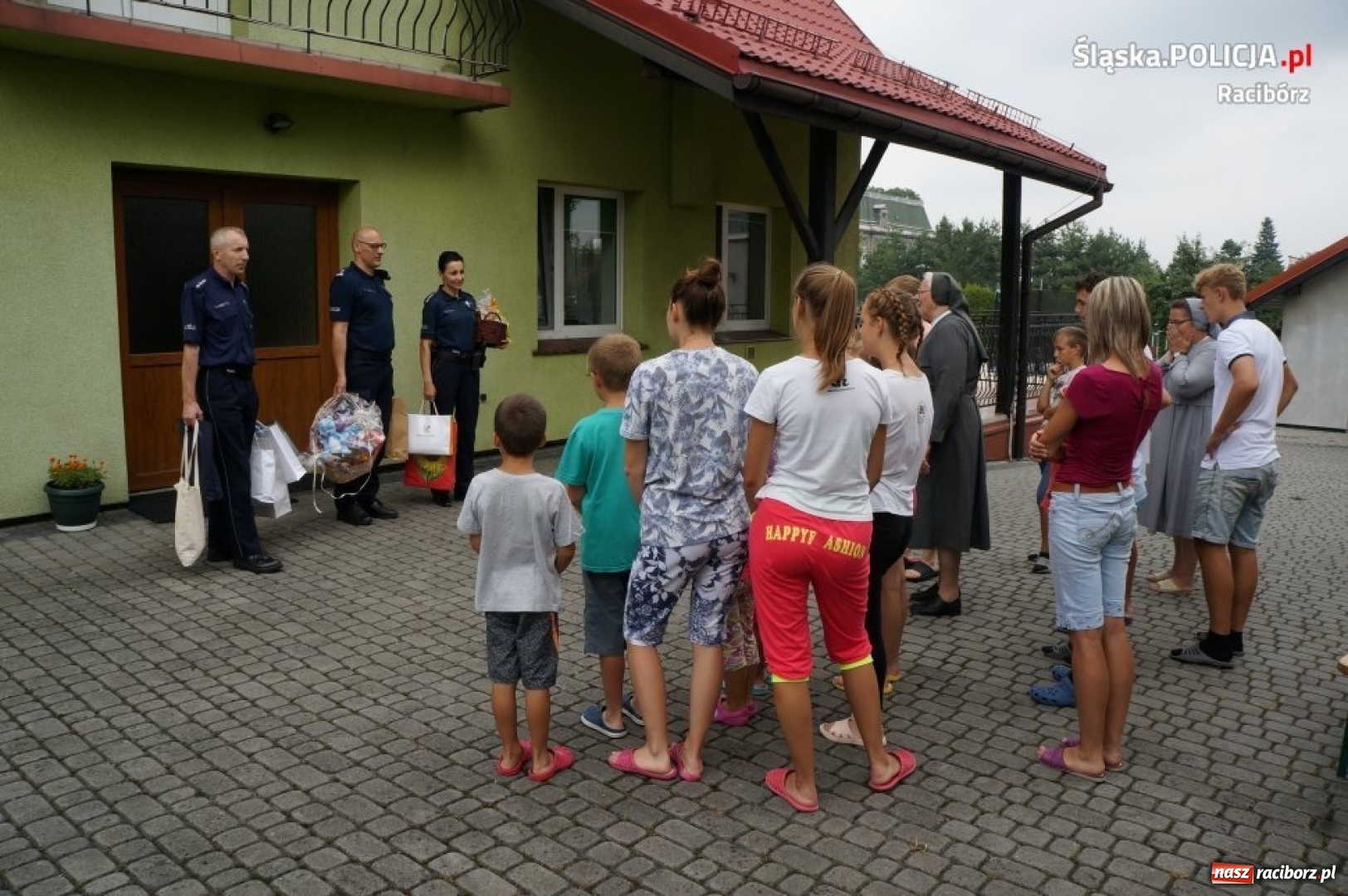 Zdjęcie w galerii na portalu naszraciborz.pl: Słodycze i pluszaki trafiły do dzieci w Pogrzebieniu wiadomości z regionu