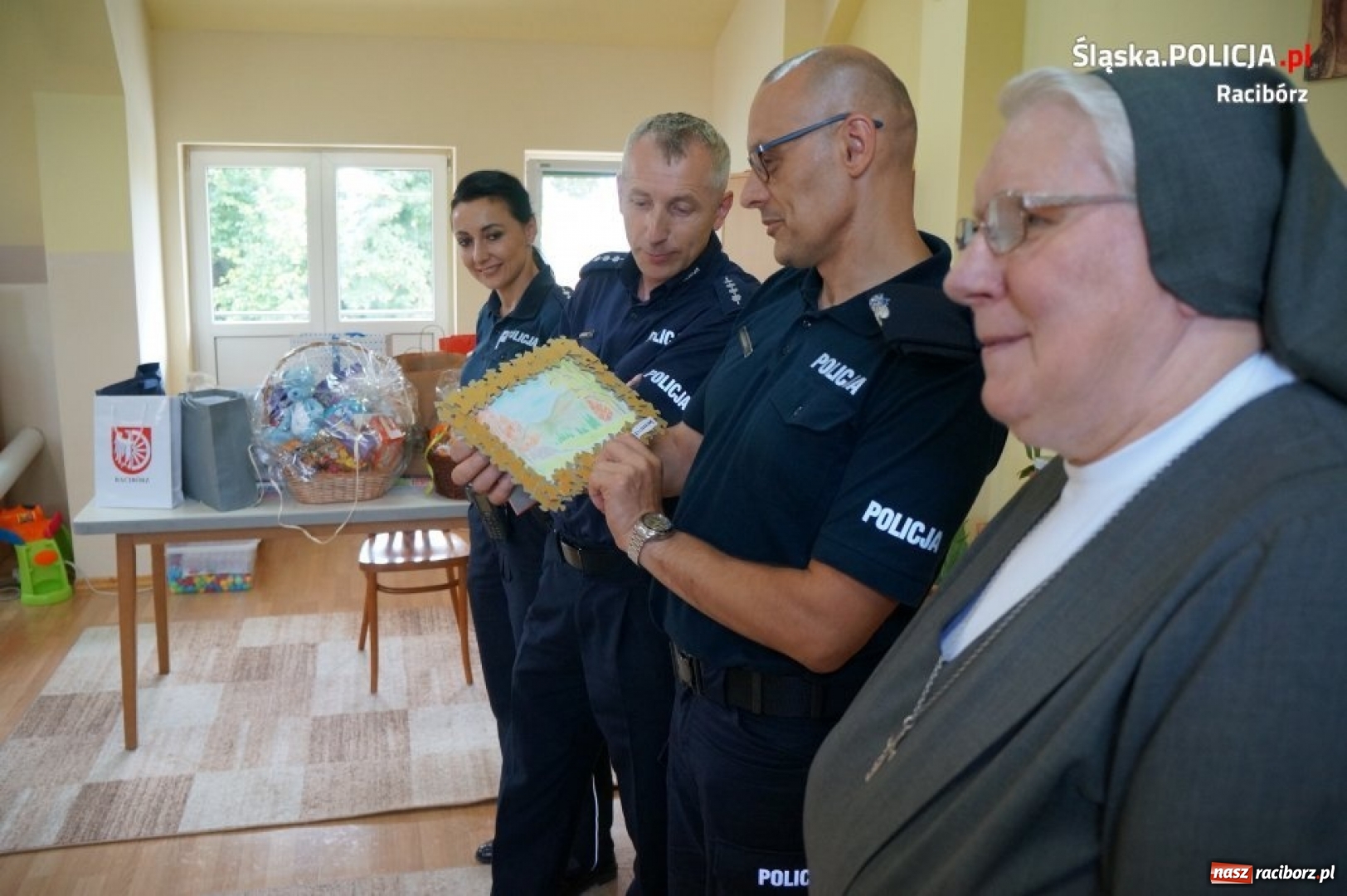 Zdjęcie w galerii na portalu naszraciborz.pl: Słodycze i pluszaki trafiły do dzieci w Pogrzebieniu wiadomości z regionu