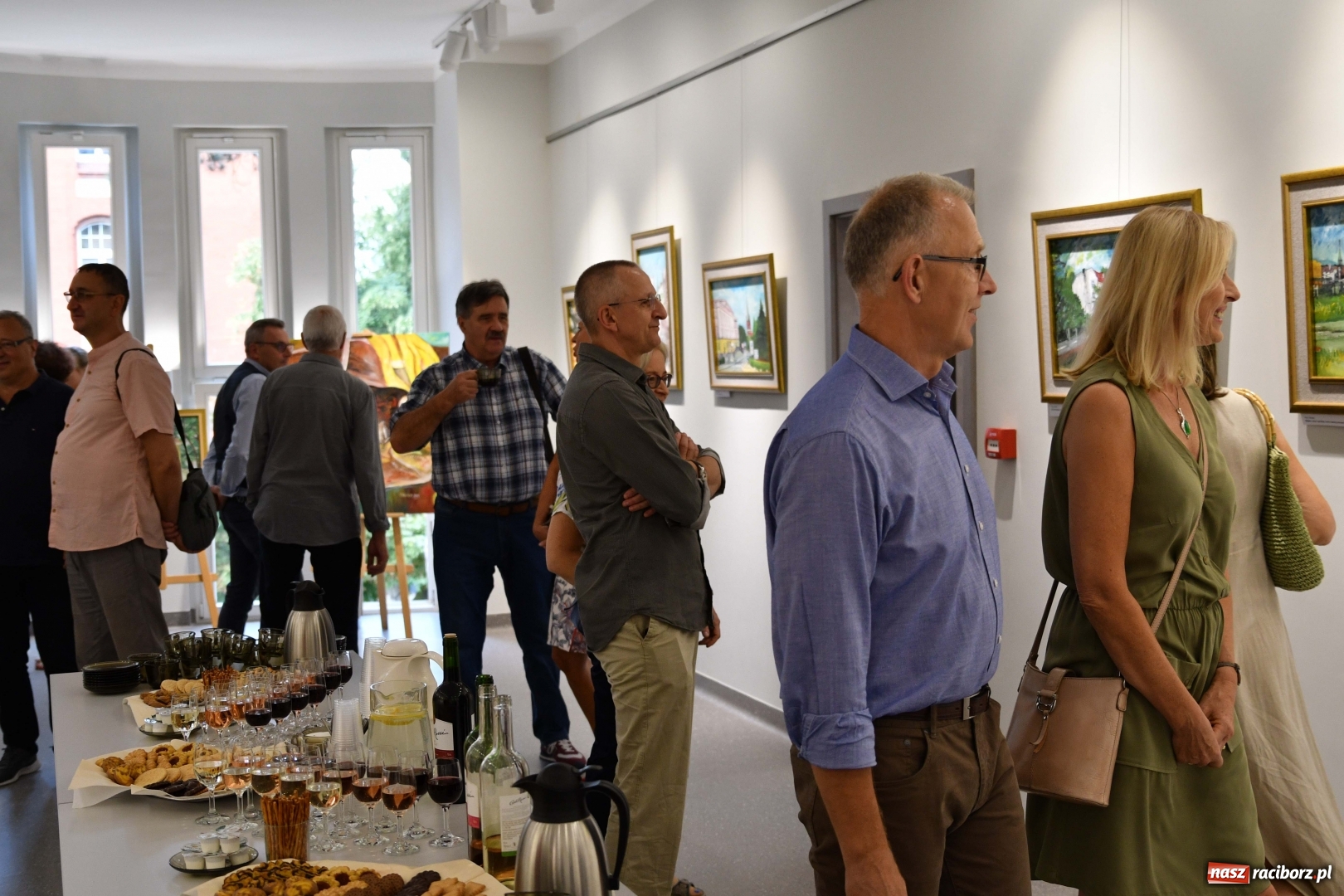 Zdjęcie w galerii na portalu naszraciborz.pl: Racibórz nieoczywisty. Obrazy Piotra Wiedera w książnicy wiadomości z regionu