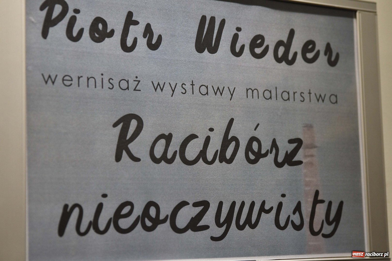 Zdjęcie w galerii na portalu naszraciborz.pl: Racibórz nieoczywisty. Obrazy Piotra Wiedera w książnicy wiadomości z regionu