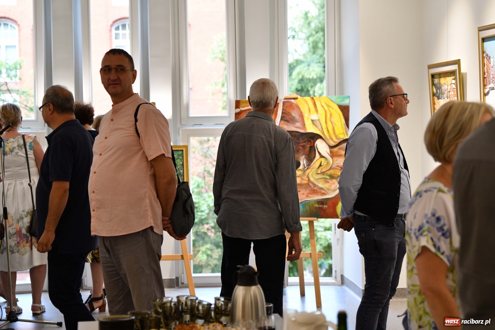 Zdjęcie w galerii na portalu naszraciborz.pl: Racibórz nieoczywisty. Obrazy Piotra Wiedera w książnicy wiadomości z regionu